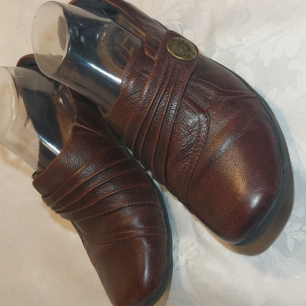 CLark casual brown shoes. Size 6.5W. Leather. Pre-owned very gently used.